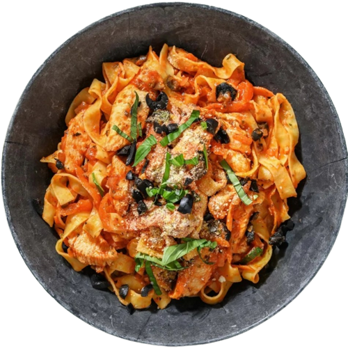 Pasta alla cacciatore ar vistu papildināta ar olīvām, baziliku un cieto sieru